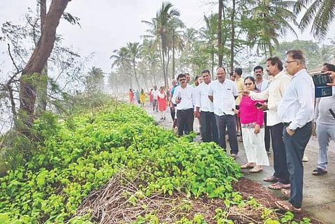  ಕಾಪು ತಾಲೂಕಿನ ಕಡಲ್ಕೊರೆತ ಪ್ರದೇಶಗಳಿಗೆ ಜಿಲ್ಲಾಧಿಕಾರಿ ಸ್ವರೂಪಾ ಟಿ.ಕೆ. ಹಾಗೂ ಶಾಸಕ ಗುರ್ಮೆ ಸುರೇಶ್ ಶೆಟ್ಟಿ ಭೇಟಿ ನೀಡಿ ಪರಿಶೀಲಿಸಿದರು. ಪ್ರಮುಖರಾದ ಜಿ.ಎಂ.ರಾಥೋಡ್, ಪ್ರಶಾಂತ್ ಮತ್ತಿತರರಿದ್ದರು.