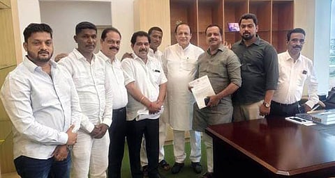 ಹೆಜಮಾಡಿ ಟೋಲ್ ಪ್ಲಾಜಾದ ಟೋಲ್ ಸಮಸ್ಯೆಗೆ ಶಾಶ್ವತ ಪರಿಹಾರ ಕಲ್ಪಿಸುವಂತೆ ಆಗ್ರಹಿಸಿ ವಿನಯಕುಮಾರ್ ಸೊರಕೆ ನೇತೃತ್ವದ ಕಾಂಗ್ರೆಸ್ ನಿಯೋಗ ಸಚಿವ ಯು.ಟಿ.ಖಾದರ್ ಅವರಿಗೆ ಮನವಿ ಸಲ್ಲಿಸಿತು. ಪ್ರಮುಖರಾದ ವೈ.ಸುಕುಮಾರ್, ನವೀನ್‌ಚಂದ್ರ ಶೆಟ್ಟಿ, ಅಬ್ದುಲ್ ಅಜೀಜ್ ಮತ್ತಿತರರಿದ್ದರು.