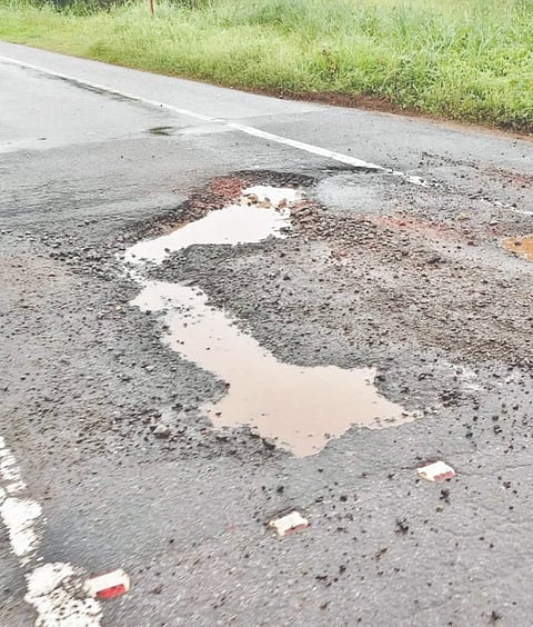 ಅಡ್ವೆ ಬಳಿ ಹದಗೆಟ್ಟಿರುವ ರಾಜ್ಯ ಹೆದ್ದಾರಿ.