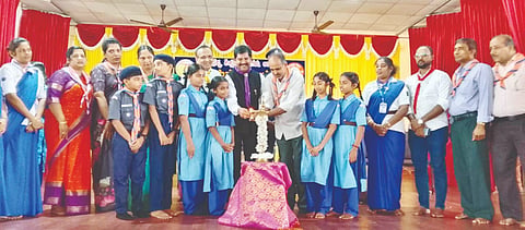  ಅದಮಾರು ಪೂರ್ಣಪ್ರಜ್ಞ ಆಂಗ್ಲ ಮಾಧ್ಯಮ ಪ್ರೌಢಶಾಲೆಯ ಸ್ಕೌಟ್ಸ್-ಗೈಡ್ಸ್ ಘಟಕವನ್ನು ಭಾರತ್ ಸ್ಕೌಟ್-ಗೈಡ್ ಜಿಲ್ಲಾ ಮುಖ್ಯ ಆಯುಕ್ತ  ಜಯಕರ ಶೆಟ್ಟಿ ಉದ್ಘಾಟಿಸಿದರು. ಪ್ರಮುಖರಾದ ಆನಂದ ಬಿ.ಅಡಿಗ, ಎನ್.ಎಂ.ಹೆಗ್ಡೆ, ಸಂಜೀವ ನಾಯ್ಕ, ಸುಮನ್ ಶೇಖರ್, ಕಾಂತಿ ಭಟ್, ಶ್ರೀಕಾಂತ ರಾವ್ ಇದ್ದರು.