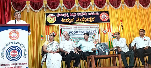  ಅದವಾರ್ ಪೂರ್ಣ ಪ್ರಜ್ಞ ಶಿಕ್ಷಣ ಸಂಸ್ಥೆಯಲ್ಲಿ ನಡೆದ ಕಾರ್ಯಕ್ರಮದಲ್ಲಿ ಎ.ಪಿ.ಭಟ್ ವಾತನಾಡಿದರು. ರಮೇಶ್ ಹಂದೆ, ಸುದರ್ಶನ ರಾವ್ ವೈ.ಎಸ್., ಸಂಜೀವ ನಾಯ್ಕ, ಶ್ರೀಕಾಂತ ರಾವ್, ಕಾಂತಿ ಭಟ್ ಇದ್ದರು.
