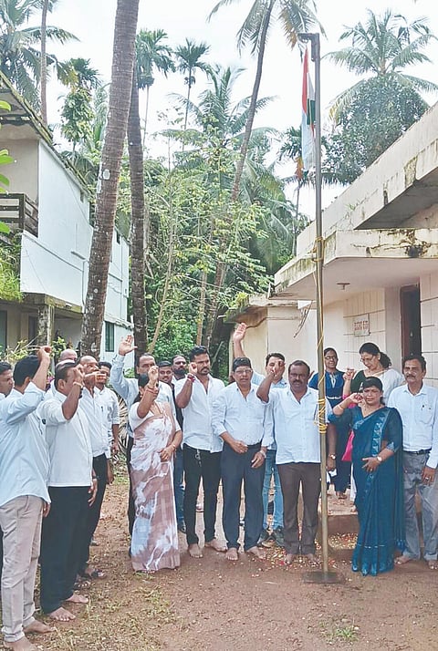 ಉಡುಪಿ ಜಿಲ್ಲಾ ಜೆಡಿಎಸ್ ಕಚೇರಿಯಲ್ಲಿ ಸ್ವಾತಂತ್ರೊೃೀತ್ಸವದಲ್ಲಿ ಯೋಗೀಶ್ ಶೆಟ್ಟಿ, ಜಯರಾಮ ಆಚಾರ್ಯ, ಜಯ ಪೂಜಾರಿ, ದೇವರಾಜ್ ಸಂಜಯ್‌ಕುಮಾರ್, ಅನಸೂಯ ಶೆಟ್ಟಿ ಮತ್ತಿತರರು ಪಾಲ್ಗೊಂಡಿದ್ದರು.