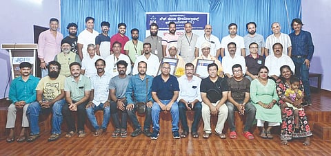  ಎಸ್‌ಕೆಪಿಎ ಕಾಪು ವಲಯ ವತಿಯಿಂದ ನಡೆದ ವಿಶ್ವ ಛಾಯಾಗ್ರಹಣ ದಿನಾಚರಣೆಯಲ್ಲಿ ಮನೋಹರ ಕುಂದರ್ ಹಾಗೂ ಅರುಣಾಚರ ರಾವ್ ಅವರನ್ನು ಸನ್ಮಾನಿಸಲಾಯಿತು. ಪ್ರಮುಖರಾದ ಸಂತೋಷ್ ಕಾಪು, ಪ್ರಕಾಶ್ ಆಚಾರ್ಯ ಮತ್ತಿತರರಿದ್ದರು.