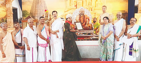  ಪಡುಕುತ್ಯಾರು ಆನೆಗುಂದಿ ಮಹಾಸಂಸ್ಥಾನ ಸರಸ್ವತೀ ಪೀಠದಲ್ಲಿ ನಡೆದ ಕಾರ್ಯಕ್ರಮದಲ್ಲಿ ಕಾಳಹಸ್ತೇಂದ್ರ ಸರಸ್ವತೀ ಸ್ವಾಮೀಜಿ ಪ್ರತಿಭಾನ್ವಿತ ವಿದ್ಯಾರ್ಥಿಗಳನ್ನು ಗೌರವಿಸಿದರು. ಪ್ರಮುಖರಾದ ಸೂರ್ಯಕುವಾರ್, ಲೋಕೇಶ್ ಎಂ.ಬಿ ಆಚಾರ್, ಅರವಿಂದ ವೈ.ಆಚಾರ್ಯ, ನಾಗರಾಜ ಆಚಾರ್ಯ ಮತ್ತಿತರರಿದ್ದರು.