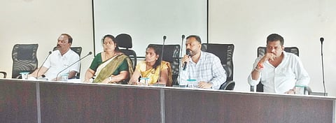 ಕಾಪು ಪುರಸಭೆ ಸಾಮಾನ್ಯ ಸಭೆಯಲ್ಲಿ ಮುಖ್ಯಾಧಿಕಾರಿ ನೀಲಕಂಠ ಮೇಸ್ತ ವಾತನಾಡಿದರು. ಶಾಸಕ ಗುರ್ಮೆ ಸುರೇಶ್ ಶೆಟ್ಟಿ, ಪುರಸಭೆ ಅಧ್ಯಕ್ಷೆ ಮೋಹಿನಿ ಶೆಟ್ಟಿ, ಸರಿತಾ ಶಿವಾನಂದ, ಕಿರಣ್ ಆಳ್ವ ಇದ್ದರು.