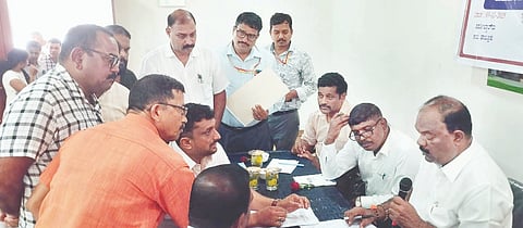 ಕಾಪು ತಾಲೂಕು ಆಡಳಿತ ಸೌಧದಲ್ಲಿ ಶಾಸಕ ಗುರ್ಮೆ ಸುರೇಶ್ ಶೆಟ್ಟಿ ಅಧ್ಯಕ್ಷತೆಯಲ್ಲಿ ಯೊಂದಿಗೆ ಜನಸ್ಪಂದನ ಸಭೆ ನಡೆಯಿತು.