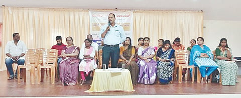 ಮಜೂರು ಗ್ರಾಮ ಪಂಚಾಯಿತಿ ಸಭೆಯಲ್ಲಿ ಅಧ್ಯಕ್ಷ ಪ್ರಸಾದ್ ಶೆಟ್ಟಿ ವಳದೂರು ವಾತನಾಡಿದರು. ಮಂಜುಳಾ ಆಚಾರ್ಯ, ವಿಲಾಸಿನಿ, ಸುಗುಣಾ ಮತ್ತಿತರರಿದ್ದರು.  
