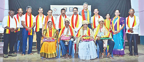 ಶ್ರೀಮತಿ ರತ್ನಾವತಿ ದತ್ತಿ ಉಪನ್ಯಾಸ- ನಿವೃತ್ತ ಶಿಕ್ಷಕರಿಗೆ ಸನ್ಮಾನ ಕಾರ್ಯಕ್ರಮದಲ್ಲಿ ಕೆ.ಸುಬ್ರಾಯ ಹೆಬ್ಬಾರ್ ಮತ್ತು ರತಿ ಎಸ್.ಹೆಬ್ಬಾರ್, ವೆರೋನಿಕಾ ಎಂ.ಅಂಚನ್, ಭಾಸ್ಕರ ಕಾಮತ್ ಕಟಪಾಡಿ ಅವರನ್ನು ಸನ್ಮಾನಿಸಲಾಯಿತು. ಪ್ರಮುಖರಾದ ಸತ್ಯೇಂದ್ರ ಪೈ, ಅಶೋಕ್ ಕಾಮತ್, ಸುರೇಂದ್ರ ಅಡಿಗ, ಪುಂಡಲೀಕ ಮರಾಠೆ, ದಯಾನಂದ ಪೈ, ಜಯಲಕ್ಷ್ಮೀ, ಶಂಕರ ಶ್ರೀಯಾನ್, ಗಣೇಶ್ ಕಿಣಿ ಕಟಪಾಡಿ ಇದ್ದರು.