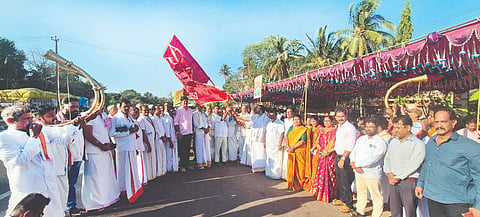  ಕಾಪು ಶ್ರೀ ಹೊಸ ವಾರಿಗುಡಿ ದೇವಸ್ಥಾನದಲ್ಲಿ ನಡೆಯಲಿರುವ ವಾತೃ ವೈಭವ ಉತ್ಸವ ಪೂರ್ವಭಾವಿಯಾಗಿ ಹಸಿರುವಾಣಿ ಹೊರೆಕಾಣಿಕೆ ಸಮರ್ಪಿಸಲಾಯಿತು
