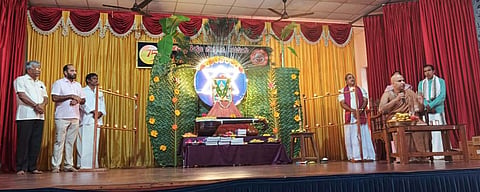 ಅದಮಾರು ಪೂರ್ಣಪ್ರಜ್ಞ ಶಿಕ್ಷಣ ಸಂಸ್ಥೆಯಲ್ಲಿ ನಡೆದ ಶಾರದಾ ಪೂಜಾ ಕಾರ್ಯಕ್ರಮದಲ್ಲಿ ಶ್ರೀ ಈಶಪ್ರಿಯ ತೀರ್ಥ ಶ್ರೀಪಾದರು ಆಶೀರ್ವಚನ ನೀಡಿದರು