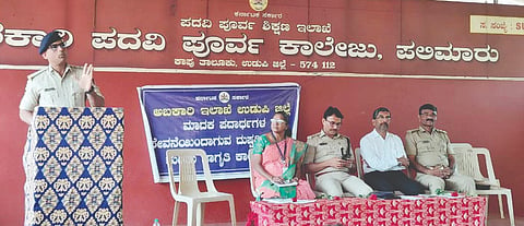 ಪಲಿಮಾರು ಸರ್ಕಾರಿ ಪದವಿ ಪೂರ್ವ ಕಾಲೇಜಿನಲ್ಲಿ ನಡೆದ ಮಾದಕ ದ್ರವ್ಯ ವ್ಯಸನದಿಂದಾಗುವ ದುಷ್ಪರಿಣಾಮ ಕುರಿತ ಜಾಗೃತಿ ಕಾರ್ಯಕ್ರಮದಲ್ಲಿ ಗುರುಮೂರ್ತಿ ಡಿ.ಪಾಲೇಕರ್ ಮಾತನಾಡಿದರು. ಗ್ರೆಟ್ಟಾ ಮೊರಾಸ್, ಚಂದ್ರ ಮೊಗವೀರ ಇದ್ದರು.