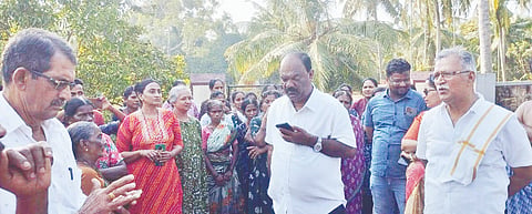 ನಂದಿಕೂರು ಗ್ರಾಮಕ್ಕೆ ಭೇಟಿ ನೀಡಿದ ಶಾಸಕ ಗುರ್ಮೆ ಸುರೇಶ್ ಶೆಟ್ಟಿ ಗ್ರಾಮಸ್ಥರ ಅಹವಾಲು ಆಲಿಸಿದರು. ಲಕ್ಷ್ಮಣ ಶೆಟ್ಟಿವಾಲ್, ನಾಗೇಶ್ ರಾವ್, ನಾಗರಾಜ ರಾವ್, ಸೌಮ್ಯಲತಾ ಶೆಟ್ಟಿ ಮತ್ತಿತರರಿದ್ದರು.