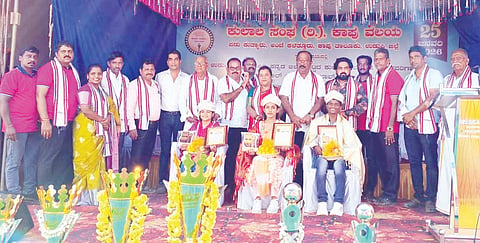 ಉಚ್ಚಿಲದಲ್ಲಿ ನಡೆದ ಕುಲಾಲ ಭಾಂದವರ ವಾಲಿಬಾಲ್ ಹಾಗೂ ತ್ರೋಬಾಲ್ ಪಂದ್ಯಾಕೂಟದಲ್ಲಿ ಸಾಧಕರನ್ನು ಸನ್ಮಾನಿಸಲಾಯಿತು. ಗುರ್ಮೆ ಸುರೇಶ್ ಶೆಟ್ಟಿ, ಹರೀಶ್ ಕುಲಾಲ್, ರವಿರಾಜ ರಾವ್, ಶಿವಕುಮಾರ್ ಮೆಂಡನ್, ಶಿಲ್ಪಾ ಜಿ ಸುವರ್ಣ, ಡಾ.ಕೃಷ್ಣಪ್ರಸಾದ್ ಕೂಡ್ಲು ಇದ್ದರು