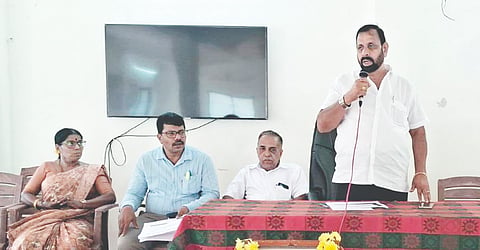  ಬೆಳಪು ಗ್ರಾಪಂ ವಿಶೇಷ ಗ್ರಾಮಸಭೆಯಲ್ಲಿ ದೇವಿಪ್ರಸಾದ್ ಶೆಟ್ಟಿ ಮಾತನಾಡಿದರು. ಯು.ಸಿ.ಶೇಖಬ್ಬ, ಪ್ರವೀಣ್ ಡಿಸೋಜ, ಚಂದ್ರಾವತಿ ವಿ.ಆಚಾರ್ಯ ಇದ್ದರು.  