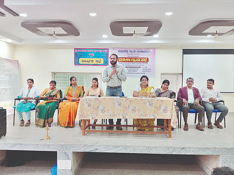  ಮಹಿಳಾ ಗ್ರಾಮ ಸಭೆಯಲ್ಲಿ ಪಿಡಿಒ ಮಂಜುನಾಥ ಶೆಟ್ಟಿ ಮಾತನಾಡಿದರು. ಪಡುಬಿದ್ರಿ ಕೆಪಿಎಸ್ ಪ್ರಾಂಶುಪಾಲೆ ಸುಮಾ ಎಸ್., ಒಕ್ಕೂಟ ಅಧ್ಯಕ್ಷೆ ಝರೀನಾ ಬಾನು, ಕಾರ್ಯದರ್ಶಿ ಉಷಾ ಉಪಸ್ಥಿತರಿದ್ದರು.