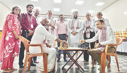 ಮಂದಾರ ವಿ.ಕಾಳೆ ಹಾಗೂ ಮನೋಹರ ಶೆಟ್ಟಿ ಚೆಸ್ ಆಡುವ ಮೂಲಕ ಚೆಸ್ ಸ್ಪರ್ಧೆಗೆ ಚಾಲನೆ ನೀಡಿದರು. ಪ್ರಮುಖರಾದ ವಾಸುದೇವ ಶೆಟ್ಟಿ, ಡಾ.ವ್ಯಾಸರಾಜ ತಂತ್ರಿ, ಶ್ರೀಧರ ಶೆಣೈ ಮತ್ತಿತರರಿದ್ದರು.