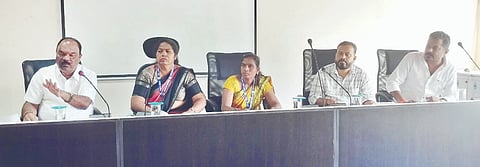  ಕಾಪು ಪುರಸಭೆ ಸಾಮಾನ್ಯ ಸಭೆಯಲ್ಲಿ ಶಾಸಕ ಗುರ್ಮೆ ಸುರೇಶ್ ಶೆಟ್ಟಿ ಮಾತನಾಡಿದರು. ಪ್ರಮುಖರಾದ ಮೋಹಿನಿ ಶೆಟ್ಟಿ, ಸರಿತಾ ಶಿವಾನಂದ, ನೀಲಕಂಠ ಮೇಸ್ತ, ಕಿರಣ್ ಆಳ್ವ ಇದ್ದರು.  