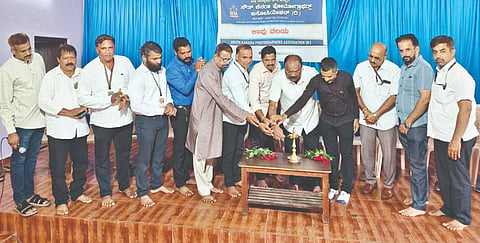  ಅಂಚೆ ಆರೋಗ್ಯ ವಿಮೆ ನೋಂದಣಿ ಕಾರ್ಯಕ್ರಮವನ್ನು ಶಾಸಕ ಗುರ್ಮೆ ಸುರೇಶ್ ಶೆಟ್ಟಿ ಉದ್ಘಾಟಿಸಿದರು. ಪ್ರಮುಖರಾದ ಸುಬ್ರಹ್ಮಣ್ಯ, ಸಂತೋಷ್ ಕಾಪು, ಅಬ್ದುಲ್ ಹಮೀದ್, ಬಾಲಕೃಷ್ಣ ಪೂಜಾರಿ, ಪುಂಡಲೀಕ ಮರಾಠೆ, ಪ್ರಕಾಶ್ ಆಚಾರ್ಯ ಮತ್ತಿತರರಿದ್ದರು.