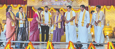  ಪಡುಬಿದ್ರಿಯಲ್ಲಿ ನಡೆದ ಆಟಿದ ಗೌಜಿ ಕಾರ್ಯಕ್ರಮದಲ್ಲಿ ಪ್ರಮುಖರಾದ ದೇವಿಪ್ರಸಾದ್ ಶೆಟ್ಟಿ, ಮಂಜುಳಾ ಶೆಟ್ಟಿ, ಡಾ.ವೈ.ಎನ್.ಶೆಟ್ಟಿ, ರವಿ ಶೆಟ್ಟಿ, ಭಾರತಿ ಶೆಟ್ಟಿ ಮತ್ತಿತರರಿದ್ದರು.