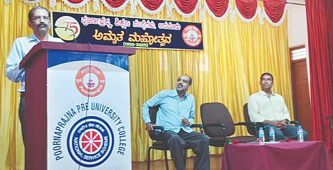  ಅದಮಾರು ಪಿಪಿಸಿಯಲ್ಲಿ ನಡೆದ ವಿಜ್ಞಾನ ಜಾಗೃತಿ ಕಾರ್ಯಕ್ರಮದಲ್ಲಿ ಡಾ.ಪಿ.ಎಸ್.ಸೀತಾರಾಮ ಭಟ್ ಮಾತನಾಡಿದರು. ಪ್ರಮುಖರಾದ ವೈ.ಎಸ್.ಸುದರ್ಶನ ರಾವ್, ಸಂಜೀವ ನಾಯ್ಕ ಇದ್ದರು.