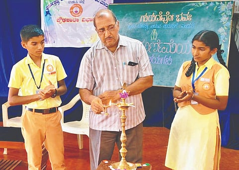  ಅದಮಾರು ಪೂರ್ಣಪ್ರಜ್ಞ ಕನ್ನಡ ಮಾದ್ಯಮ ಶಾಲೆಯಲ್ಲಿ ನಡೆದ ಗುರುಪೂರ್ಣಿಮೆ ಕಾರ್ಯಕ್ರಮವನ್ನು ಶ್ರೀಕಾಂತ ರಾವ್ ಉದ್ಘಾಟಿಸಿದರು. ಸಾನಿಧ್ಯ, ಧನ್ವಿತ್ ಇದ್ದರು.