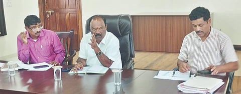  ಕಾಪು ತಾಲೂಕು ನಿರೀನ ಕಾರ್ಯಪಡೆ ಸಭೆಯಲ್ಲಿ ಶಾಸಕ ಗುರ್ಮೆ ಸುರೇಶ್ ಶೆಟ್ಟಿ ಮಾತನಾಡಿದರು. ತಹಸೀಲ್ದಾರ್ ಅನಂತಶಂಕರ ಬಿ., ಕೃಷಿ ಇಲಾಖೆ ಸಹಾಯಕ ನಿರ್ದೇಶಕ ಕಲ್ಲೇಶ್ ಪ್ರಸಾದ್ ಮತ್ತಿತರರಿದ್ದರು.  