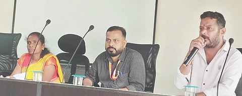  ಕಾಪು ಪುರಸಭೆ ಸಾಮಾನ್ಯ ಸಭೆಯಲ್ಲಿ ಕಿರಣ್ ಆಳ್ವ ಮಾತನಾಡಿದರು. ಸರಿತಾ ಶಿವಾನಂದ ಹಾಗೂ ನೀಲಕಂಠ ಮೇಸ್ತ ಇದ್ದರು.