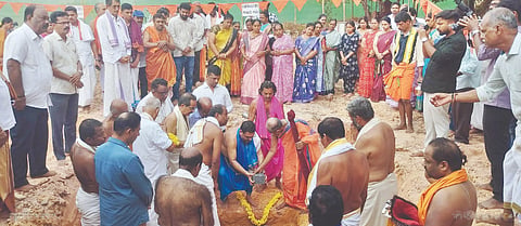  ಬೊಲ್ಲೆಟ್ಟು ಆದಿ ಆಲಡೆ ಜೀರ್ಣೋದ್ಧಾರಕ್ಕೆ ಅದವಾರು ಮಠದ ಶ್ರೀ ವಿಶ್ವಪ್ರಿಯತೀರ್ಥ ಶ್ರೀಪಾದರು ಶಿಲಾನ್ಯಾಸ ನೆರವೇರಿಸಿದರು. ಶಾಸಕ ಗುರ್ಮೆ ಸುರೇಶ್ ಶೆಟ್ಟಿ, ಕಿಶೋರ್ ಆಳ್ವ, ವೈ.ಪ್ರಪುಲ್ಲ ಶೆಟ್ಟಿ, ಪ್ರದೀಪ್ ಕುವಾರ್ ವಸುಂದರ ಶೆಟ್ಟಿ, ಯುವರಾಜ ಶೆಟ್ಟಿ, ಉದಯ ಹೆಗ್ಡೆ, ಸೀತಾರಾಮ ಶೆಟ್ಟಿ ಮತ್ತಿತರರಿದ್ದರು.