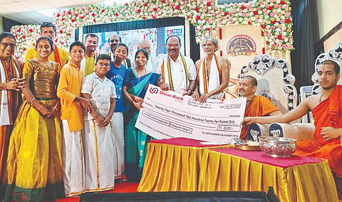  ಪಲಿಮಾರಿನಲ್ಲಿ ನಡೆದ ಭಜನಾ ಸ್ಪರ್ಧೆಯಲ್ಲಿ ವಿಜೇತ ಮಂಗಳೂರಿನ ಧ್ಯಾನ್ ಸಂಗೀತ ಅಕಾಡೆಮಿ ತಂಡವು ಶ್ರೀ ವಿದ್ಯಾಧೀಶತೀರ್ಥ ಶ್ರೀಪಾದರು ಹಾಗೂ ಶ್ರೀ ವಿದ್ಯಾರಾಜೇಶ್ವರ ತೀರ್ಥ ಶ್ರೀಪಾದರಿಂದ ಬಹುಮಾನ ಸ್ವೀಕರಿಸಿತು. ಶಾಸಕ ಗುರ್ಮೆ ಸುರೇಶ್ ಶೆಟ್ಟಿ, ಗಾಯತ್ರಿ ಪ್ರಭು, ಕೃಷ್ಣ ಶೆಟ್ಟಿ, ಡಾ.ಪ್ರಕಾಶ್ ನಂಬಿಯಾರ್, ಸಂದೀಪ್ ಪಲಿಮಾರು ಇದ್ದರು.