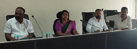 ಕಾಪು ಪುರಸಭೆ ವಿಶೇಷ ಸಾಮಾನ್ಯ ಸಭೆಯಲ್ಲಿ ಶಾಸಕ ಗುರ್ಮೆ ಸುರೇಶ್​ ಶೆಟ್ಟಿ ಮಾತನಾಡಿದರು. ಪ್ರಮುಖರಾದ ಮೋಹಿನಿ ಶೆಟ್ಟಿ, ನೀಲಕಂಠ ಮೇಸ್ತ, ಕಿರಣ್​ ಆಳ್ವ ಮೊದಲಾದವರಿದ್ದರು.