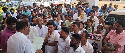ಮೂಳೂರು ಎಸ್​ಟಿಪಿ ಘಟಕ ವಿರೋಧಿಸಿ ಗ್ರಾಮಸ್ಥರು ತಹಸೀಲ್ದಾರ್​ ಅನಂತ ಶಂಕರ ಬಿ. ಹಾಗೂ ಶಾಸಕ ಗುರ್ಮೆ ಸುರೇಶ್​ ಶೆಟ್ಟಿ ಅವರಿಗೆ ಮನವಿ ಸಲ್ಲಿಸಿದರು. ಪ್ರಮುಖರಾದ ಪ್ರಭಾತ್​ ಮೂಳೂರು, ಪುರುಷೋತ್ತಮ ಸಾಲ್ಯಾನ್​, ಸತೀಶ್ಚಂದ್ರ ಮೊದಲಾದವರಿದ್ದರು.