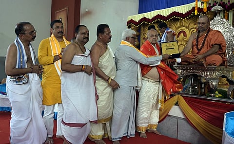 ಆನೆಗುಂದಿ ಶ್ರೀಗಳ ವರ್ಧಂತ್ಯುತ್ಸವ ಅಂಗವಾಗಿ ಪಡುಕುತ್ಯಾರಿನಲ್ಲಿ ನಡೆದ ಕಾರ್ಯಕ್ರಮದಲ್ಲಿ ಶ್ರೀ ಕಾಳಹಸ್ತೇಂದ್ರ ಸ್ವಾಮೀಜಿ ಹೊನ್ನಪ್ಪಾಚಾರ್​ ಅವರಿಗೆ ಹೊಯ್ಸಳ ಮಹಾಶಿಲ್ಪಿ ಮಲ್ಲಿಂತಮ ಪ್ರಶಸ್ತಿ ನೀಡಿ ಗೌರವಿಸಿದರು. ಪ್ರಮುಖರಾದ ಸುಜ್ಞಾನ ಮೂರ್ತಿ, ವಿ.ಶ್ರೀಧರ ಆಚಾರ್ಯ, ನೀಲೇಶ್​ ವಿಶ್ವಕರ್ಮ ಮೊದಲಾದವರಿದ್ದರು.