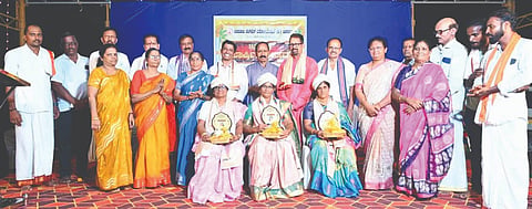 ವಲದೂರು ವೆಲ್ಫೇರ್​ ಅಸೋಸಿಯೇಶನ್​ ವಾರ್ಷಿಕೋತ್ಸವದಲ್ಲಿ ಸರಸ್ವತಿ ಭಂಡಾರಿ, ಹರಿಣಾ ಶೆಟ್ಟಿ, ವಿಶಾಲಾ ಶೆಟ್ಟಿ ಅವರನ್ನು ಸನ್ಮಾನಿಸಲಾಯಿತು. ಪ್ರಮುಖರಾದ ಗಣೇಶ್​ ಪೂಜಾರಿ, ಪುಂಡಲೀಕ ಮರಾಠೆ, ಅಶೋಕ್​ ಕುಮಾರ್​ ಮತ್ತಿತರರಿದ್ದರು.