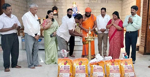 ಶ್ರೀ ಕ್ಷೇತ್ರ ಶಂಕರಪುರ ಅನ್ನದಾಹ ಕಿಟ್ ಯೋಜನೆಗೆ ವಿಶು ಶೆಟ್ಟಿ ಚಾಲನೆ ನೀಡಿದರು. ಪ್ರಮುಖರಾದ ಸಾಯಿ ಈಶ್ವರ್ ಗುರೂಜಿ, ಸುಧಾಕರ ಶೆಟ್ಟಿ, ಗೀತಾಂಜಲಿ ಸುವರ್ಣ, ವೀಣಾ ಶೆಟ್ಟಿ, ಪ್ರಶಾಂತ್ ಪೂಜಾರಿ ಮತ್ತಿತರರಿದ್ದರು.