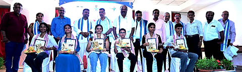  ಕಟಪಾಡಿಯಲ್ಲಿ ನಡೆದ ಕಾರ್ಯಕ್ರಮದಲ್ಲಿ ಶೈಕ್ಷಣಿಕ ಸಾಧಕ ವಿದ್ಯಾರ್ಥಿಗಳಿಗೆ ಪ್ರತಿಭಾ ಪುರಸ್ಕಾರ ನೀಡಿ ಗೌರವಿಸಲಾಯಿತು. ಪ್ರಮುಖರಾದ ಗುರ್ಮೆ ಸುರೇಶ್ ಶೆಟ್ಟಿ, ಕೆ.ಸತ್ಯೇಂದ್ರ ಪೈ, ಶಿವಾನಂದ ಕೋಟ್ಯಾನ್ ಮತ್ತಿತರರಿದ್ದರು.