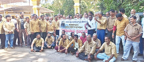  ಹೆಜಮಾಡಿಯಲ್ಲಿ ರಸ್ತೆ ದುರಸ್ತಿಗೆ ಆಗ್ರಹಿಸಿ ಆಟೋ ರಿಕ್ಷಾ ಯೂನಿಯನ್ ನೇತೃತ್ವದಲ್ಲಿ ಪ್ರತಿಭಟನೆ ನಡೆಯಿತು. ಪ್ರಮುಖರಾದ ಶೇಖರ ಹೆಜವಾಡಿ, ಸತೀಶ್ ನಾಯಕ್, ಚಂದ್ರಕಾಂತ ಸುವರ್ಣ ಮತ್ತಿತರರಿದ್ದರು.  