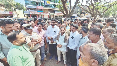 ಆಟೋ ನಿಲ್ದಾಣ ತೆರವು ಸಂಬಂಧ ಪುರಸಭೆ ಮುಖ್ಯಾಧಿಕಾರಿ ನೀಲಕಂಠ ಮೇಸ್ತ ಚಾಲಕರೊಂದಿಗೆ ಮಾತುಕತೆ ನಡೆಸಿದರು.