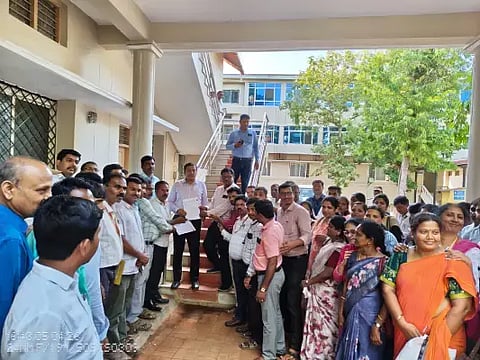 ವಿವಿಧ ಬೇಡಿಕೆಗಳ ಈಡೇರಿಕೆಗೆ ಆಗ್ರಹಿಸಿ ಪಿಡಿಒಗಳ ಜಿಲ್ಲಾ ಸಂಘದ ಪ್ರಮುಖರು ಜಿಪಂ ಸಿಇಒ ಎನ್.ಹೇಮಂತ್ ಅವರಿಗೆ ಮನವಿ ಸಲ್ಲಿಸಿದರು. ಪರಮೇಶ್, ಎಲ್.ಸವಿತಾ, ವೈ.ಎಲ್.ಗಂಗಾಧರ ನಾಯ್ಕ, ನಾಗರಾಜ್, ಎಸ್.ಚಿದಾನಂದ, ರಾಘವೇಂದ್ರಕುಮಾರ್, ರವಿಕುಮಾರ್ ಇದ್ದರು. 