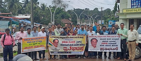 ಹಳೆಯ ಪಿಂಚಣಿ ಯೋಜನೆ pension ಜಾರಿಗೆ ತರಲು ಆಗ್ರಹಿಸಿ ಮಾಧ್ಯಮಿಕ ಶಾಲಾ ನೌಕರರು ಶಿರಸಿಯಲ್ಲಿ ಪ್ರತಿಭಟನೆ ನಡೆಸಿದರು. 