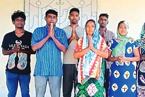 ಮಧ್ಯ ಆಫ್ರಿಕಾದ ಚಾಡ್ ದೇಶದಲ್ಲಿ ಉಳಿದಿರುವ ಹಕ್ಕಿಪಿಕ್ಕಿ ಜನಾಂಗದವರು.