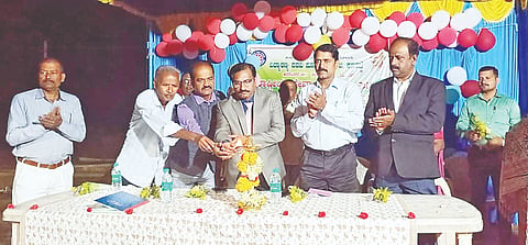  ತಾಲೂಕಿನ ಕಣಕಟ್ಟೆ ಹೋಬಳಿಯ ಹಿರೀಸಾದರಹಳ್ಳಿ ಗ್ರಾಮದಲ್ಲಿ ಆಯೋಜಿಸಿದ್ದ ರಾಷ್ಟ್ರೀಯ ಸೇವಾ ಯೋಜನೆಯ ವಾರ್ಷಿಕ ವಿಶೇಷ ಶಿಬಿರವನ್ನು ನ್ಯಾಯಾಧೀಶ ಕಿರಣ್ ಕುಮಾರ್ ಡಿ ವಡಗೇರಿ ಉದ್ಘಾಟಿಸಿದರು.  ಕೊಟ್ಟೋರಪ್ಪ, ಸದಾನಂದ, ಪ್ರಕಾಶ್, ವಿರೂಪಾಕ್ಷಪ್ಪ, ಸಿದ್ದಮಲ್ಲಪ್ಪ, ಮೂರ್ತಿ, ಹನುಮೇಶ್ ಇತರರು ಇದ್ದರು.