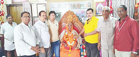 ಅರಸೀಕೆರೆ ತಾಲೂಕಿನ ಸುಕ್ಷೇತ್ರ ಹಾರನಹಳ್ಳಿ ಕೋಡಿಮಠದ ಶ್ರೀ ಡಾ.ಶಿವಾನಂದ ಶಿವಯೋಗಿ ರಾಜೇಂದ್ರ ಸ್ವಾಮೀಜಿ ಅವರನ್ನು ದೇವಸ್ಥಾನ ಪ್ರಾಣ ಪ್ರತಿಷ್ಠಾಪನ ಕಾರ್ಯಕ್ರಮಕ್ಕೆ ಆಹ್ವಾನಿಸಲಾಯಿತು. ರಸೀಕೆರೆ ಜೈನ ಸಮಾಜದ ಅಧ್ಯಕ್ಷ ಪಾರಸ್ ಮೇಲ್ ಮೆಹ್ತಾ, ಚಂಗನ್ ಲಾಲ್ ಸೊಲಂಕಿ, ಅಮರ್ ಚಂದ್ ಜೈನ್, ಚೇತನ್ ಜೈನ್, ಉಮೇಶ್ ಕಟಾರಿಯ ಇತರರು ಹಾಜರಿದ್ದರು