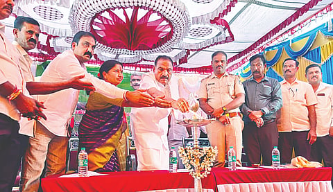 ಅರಸೀಕೆರೆ ತಾಲೂಕಿನ ಕಸಬಾ ಹೋಬಳಿಯ ಗೀಜಿಹಳ್ಳಿ ಗ್ರಾಮ ಪಂಚಾಯಿತಿಯಲ್ಲಿ ಆಯೋಜಿಸಿದ್ದ ಜನ ಸಂಪರ್ಕ ಸಭೆ ಹಾಗೂ ವಿವಿಧ ಅಭಿವೃದ್ಧಿ ಕಾಮಗಾರಿಗಳ ಭೂಮಿ ಪೂಜೆ ಕಾರ್ಯಕ್ರಮವನ್ನು ಶಾಸಕ ಶಿವಲಿಂಗೇಗೌಡ ಉದ್ಘಾಟಿಸಿದರು. ಹೇಮಾ ಶಿವಕುಮಾರ್, ಭೈರೇಶ್, ಅರುಣ್ ಕುಮಾರ್, ಧರ್ಮಶೇಖರ್, ನಾಗರಾಜ್, ದೇವರಾಜ್, ಪಾಲಾಕ್ಷ, ಕೇಶವಮೂರ್ತಿ ಇತರರು ಹಾಜರಿದ್ದರು 