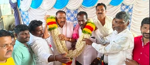 ಅರಸೀಕೆರೆ ತಾಲೂಕಿನ ಕಸಬಾ ಹೋಬಳಿಯ ಮುದುಡಿ ಗ್ರಾಮ ಪಂಚಾಯಿತಿ ನೂತನ ಅಧ್ಯಕ್ಷರಾಗಿ ಆಯ್ಕೆಯಾದ ನಾಗೇಶ್ (ಚಂದ್ರಶೇಖರಯ್ಯ )ಅವರನ್ನು ಶಾಸಕ ಶಿವಲಿಂಗೇಗೌಡ ಸನ್ಮಾನಿಸಲಾಯಿತು. ಮೋಕ್ಷ, ಶಂಭುಲಿಂಗೇಗೌಡ, ಪ್ರಕಾಶ್, ಜಯಣ್ಣ, ಶಿವಕುಮಾರ್, ಲಕ್ಷ್ಮೀಬಾಯಿ, ಮೋಹನ್, ಇತರರು ಉಪಸ್ಥಿತರಿದ್ದರು.
