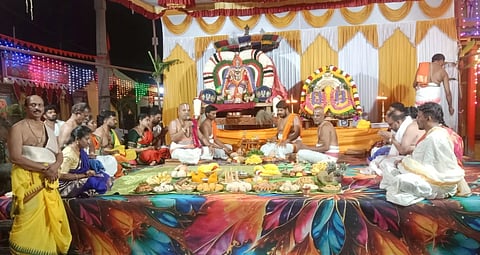    ಅರಸೀಕೆರೆ ತಾಲೂಕಿನ ಪುರಾಣ ಪ್ರಸಿದ್ಧ ಗುತ್ತಿನಕೆರೆ ಶ್ರೀ ಲಕ್ಷ್ಮೀರಂಗನಾಥಸ್ವಾಮಿ ಜಾತ್ರಾ ಮಹೋತ್ಸವದ ಅಂಗವಾಗಿ ಆಯೋಜಿಸಿದ್ದ ತಿರು ಕಲ್ಯಾಣೋತ್ಸವ ಧಾರ್ಮಿಕ ಪೂಜಾ ಸಮಾರಂಭವನ್ನು ಕೆಂಗೇರಿ ಶ್ರೀರಾಮಾನುಜ ಮಠದ ರಾಮಚಂದ್ರ ಭಟ್ಟಾಚಾರ್ಯ ನೇತೃತ್ವದಲ್ಲಿ ಸಂಪ್ರದಾಯದಂತೆ ಶಾಸ್ತ್ರೋಕ್ತವಾಗಿ ನೆರವೇರಿಸಲಾಯಿತು.