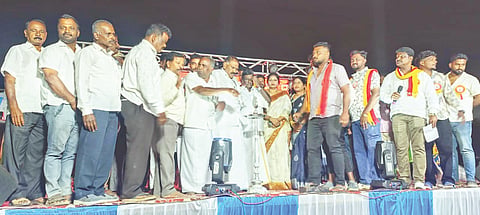 ಅರಸೀಕೆರೆ ತಾಲೂಕಿನ ಬಾಣಾವರದಲ್ಲಿ ಆಯೋಜಿಸಿದ್ದ ಕನ್ನಡ ರಾಜ್ಯೋತ್ಸವ ಕಾರ್ಯಕ್ರಮವನ್ನು ಶಾಸಕರೂ ಆದ ಗೃಹ ಮಂಡಳಿ ಅಧ್ಯಕ್ಷ ಕೆ.ಎಂ.ಶಿವಲಿಂಗೇಗೌಡ ಉದ್ಘಾಟಿಸಿದರು. ಬಿಳಿ ಚೌಡಯ್ಯ, ಹೇಮಂತ್‌ಕುಮಾರ್, ವೀಣಾ ವಿಶ್ವನಾಥ್, ಭರತ್ ರಾಜ್, ಅಜಯ್, ಶರತ್, ಶ್ರೀಧರ್, ಲಕ್ಷ್ಮೀಶ, ಜಯಣ್ಣ ಇತರರು ಉಪಸ್ಥಿತರಿದ್ದರು.  
