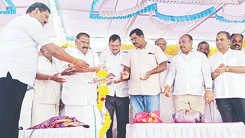 ಗಂಡಸಿ ಹ್ಯಾಂಡ್‌ಪೋಸ್ಟ್ ವೃತ್ತದ ಬಳಿ ರಸ್ತೆ ಅಗಲೀಕರಣ ಕಾಮಗಾರಿಗೆ ಶಾಸಕ ಕೆ.ಎಂ. ಶಿವಲಿಂಗೇಗೌಡ ಭೂಮಿ ಪೂಜೆ ನೆರವೇರಿಸಿದರು. ಮೆಟ್ರೋ ಬಾಬು, ರಾಮಚಂದ್ರು, ಜಯರಾಮು, ಆಗ್ರೋ ಬಾಬು, ಮಲ್ಲೇಶ್, ಈಶ್ವರಪ್ಪ ಇತರರು.