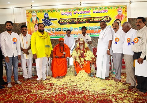 ಅರಸೀಕೆರೆ ನಗರದ ಹೊರವಲಯದ ಶುಭಮಸ್ತು ಸಮುದಾಯ ಭವನದಲ್ಲಿ ಆಯೋಜಿಸಿದ್ದ ಮಾದೇವ ಚಿತ್ರಕಲೆ ಸ್ಪರ್ಧೆಯಲ್ಲಿ ಶಾಸಕ ಶಿವಲಿಂಗೇಗೌಡ, ನೋಣವಿನಕೆರೆ ಕಾಡು ಸಿದ್ದೇಶ್ವರ ಮಠದ ಶ್ರೀ ಕರಿವೃಷಭ ದೇಶಿಕೇಂದ್ರ ಸ್ವಾಮೀಜಿ, ಶ್ರೀ ಜಾನ್ಞ ಪ್ರಭು ಸಿದ್ದರಾಮ ದೇಶಿಕೇಂದ್ರ ಸ್ವಾಮೀಜಿ, ಅನಂತಕುಮಾರ್, ಪ್ರಕಾಶ್ ಗುರೂಜಿ ಇತರರು ಉಪಸ್ಥಿತರಿದ್ದರು.