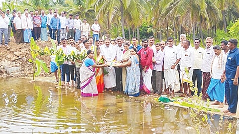 ಅರಸೀಕೆರೆ ತಾಲೂಕಿನ ಕಣಕಟ್ಟೆ ಕೆರೆಗೆ ಶಾಸಕ ಶಿವಲಿಂಗೇಗೌಡ ಶುಕ್ರವಾರ ಬಾಗಿನ ಅರ್ಪಿಸಿದರು. ಸತೀಶ್, ಅತೀಕ್, ಮಲ್ಲೇಶಪ್ಪ, ಮಹೇಶ್, ಮಲ್ಲಿಕಾ ಇತರರು ಹಾಜರಿದ್ದರು. 