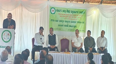 ಕೊಡಗು ಜಿಲ್ಲಾ ಔಷಧ ವ್ಯಾಪಾರಿಗಳ ಸಂಘದ 27ನೇ ವಾರ್ಷಿಕ ಮಹಾಸಭೆ ಮತ್ತು ನಿರಂತರ ಕಲಿಕಾ ಕಾರ್ಯಕ್ರಮದಲ್ಲಿ ಸಂಘದ ಅಧ್ಯಕ್ಷ ಅಂಬೇಕಲ್ ಜೀವನ್ ಕುಶಾಲಪ್ಪ ಮಾತನಾಡಿದರು. ಡಿ.ಐ. ಪುರುಷೋತ್ತಮ, ಪ್ರಸಾದ್ ಗೌಡ, ವಸಂತ್ ಇದ್ದರು.